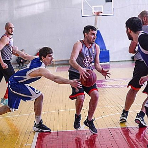 Наша баскетбольная команда одержала победу над ком